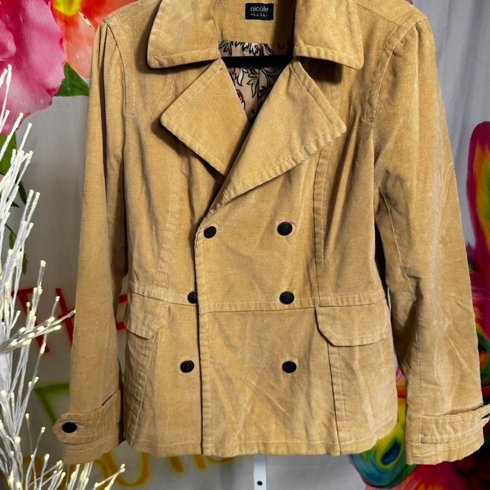 W21. Nicole Miller Tan  corduroy Size 6 coat with buttons and pockets